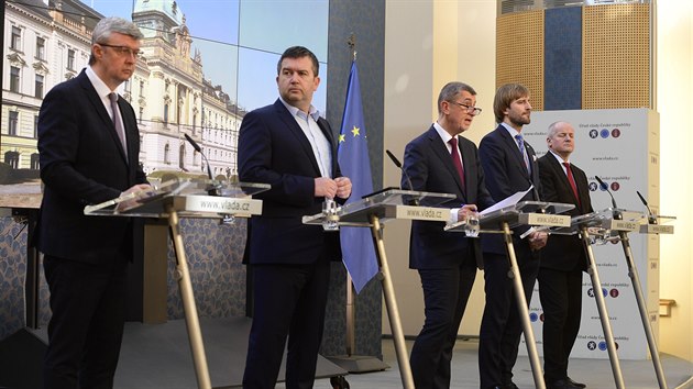 Nmstek ministra zdravotnictv Roman Prymula, ministr zdravotnictv Adam Vojtch, premir Andrej Babi, ministr vnitra Jan Hamek a ministr prmyslu a obchodu a ministr dopravy Karel Havlek vystoupili na tiskov konferenci po mimodnm jednn vldy k aktuln situaci v souvislosti s vskytem koronaviru v esk republice. (13. bezna 2020)