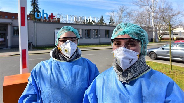 Men teploty v testovacm stanu u arelu nemocnice v Uherskm Hraditi.  (16. bezna 2020)