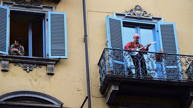 Italov v domc karantn podaj na balknech mal koncertn vystoupen pro ostatn. Sna se tak zvit morlku bhem koronavirov krize. (13. bezna 2020)