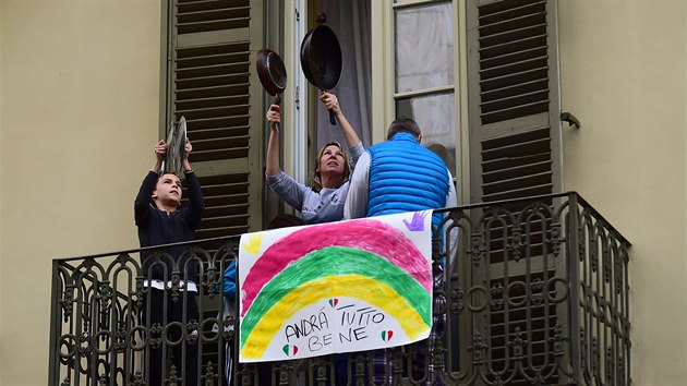 Italov v domc karantn podaj na balknech mal koncertn vystoupen pro ostatn. Sna se tak zvit morlku bhem koronavirov krize. (13. bezna 2020)