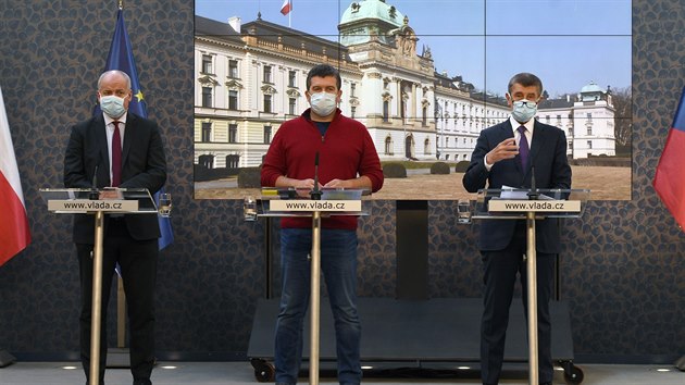 Tisková konference po mimořádném zasedání vlády k situaci kolem šíření nového typu koronaviru. Uprostřed ministr vnitra Jan Hamáček v roušce a slavném červeném pulovru (17. března 2020)