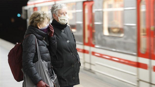 Lidé v pražském metru se chrání rouškami. Od včerejška platí v Praze a několika dalších městech zákaz vstupu do MHD bez roušky či jinak zakrytých úst a nosu. (17. března 2020)