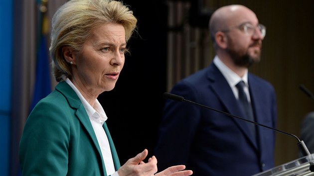 Pedsedkyn Evropsk komise Ursula von der Leyenov a pedseda Evropsk rady Charles Michel na tiskov konferenci po jednn zem G7. (16. bezna 2020)