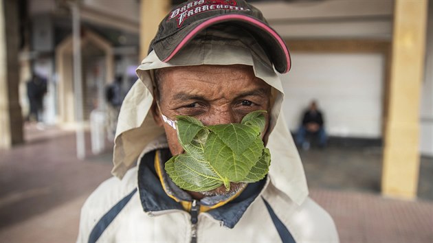 Poulin prodava v marock medin nos provizorn masku z fkovch list. (18. bezna 2020)