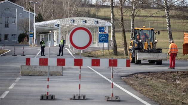 Policie uzavela na umav jeden z mench pechod hranic do Rakouska Studnky-Weigetschalg. (14.3.2020)