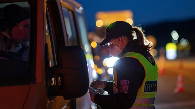 Na hraninm pechodu Doln Dvoit kontroluje doklady i Celn sprva. K dispozici m ochrann respirtory a brle. (13.3.2020)