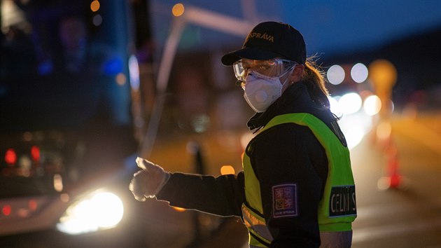 Na hrani�n�m p�echodu Doln� Dvo�i�t� kontroluje Celn� spr�va p�ij�d�j�c� osobn� auta i kamiony. (13.3.2020)