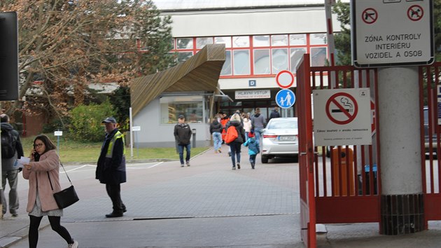 Kvůli kybernetickému útoku na nemocniční zařízení posílá většinu pacientů Dětská nemocnice Brno domů. (13. března 2020)
