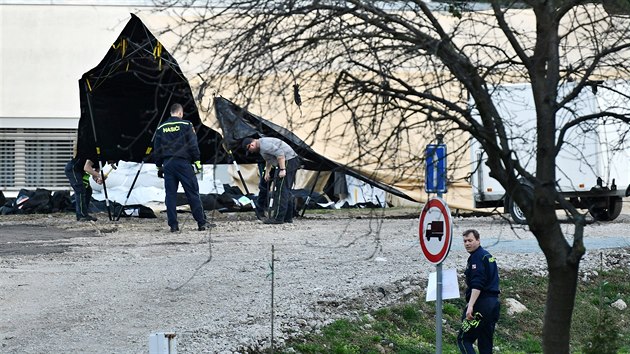 Hasii postavili bhem tvrtenho odpoledne poln odbrov msta v arelu Fakultn nemocnice Brno Bohunice. Budou tam odebrat vzorky na koronavirus. (12. 3. 2020)