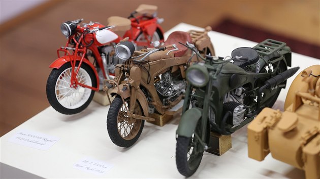 Václav Dohnalík vytvořil deset modelů historických motocyklů z papíru. Pro výrobu vymyslel svůj vlastní originální postup, vyráběl z obyčejné čtvrtky. Výrobou do detailů propracovaných modelů strávil zhruba 500 hodin. Jeho kolekce se stala novým českým rekordem.