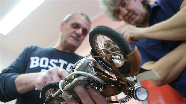 Václav Dohnalík vytvořil deset modelů historických motocyklů z papíru. Pro výrobu vymyslel svůj vlastní originální postup, vyráběl z obyčejné čtvrtky. Výrobou do detailů propracovaných modelů strávil zhruba 500 hodin. Jeho kolekce se stala novým českým rekordem.