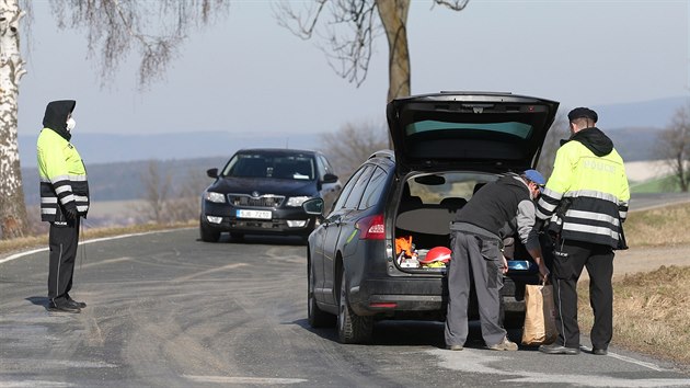Na dodr�ov�n� izolace v�sky Kynice dohl�� p�t policejn�ch hl�dek. Do karant�ny byla obec s dev�ti des�tkami lid� uvalena kv�li mno�stv� p��pad� n�kazu koronavirem.