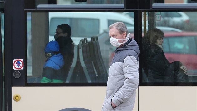 Zakryt st a nosu roukou, lou, tkem i mkoliv jinm je povinn napklad v jihlavsk MHD. Rouek je vak kritick nedostatek. Trp jm i zdravotnick a sociln zazen v kraji. Ta uvtaj kadou pomoc, kterou jim kdo nabdne.