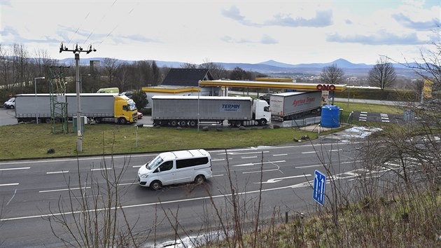 Po zprávě o chystaném uzavření hranic vzali němečtí řidiči české benzinky útokem. (Benzinka v Chlumci nedaleko Ústí nad Labem 13. března 2020)