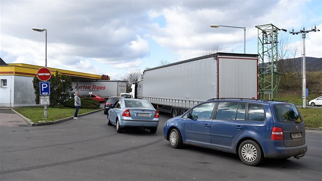 Po zprávě o chystaném uzavření hranic vzali němečtí řidiči české benzinky útokem. (Benzinka v Chlumci nedaleko Ústí nad Labem 13. března 2020)