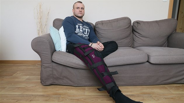 Policista Martin Dembick utrpl zrann kolena po honice s idiem v centru msta st nad Labem v lednu tohoto roku.