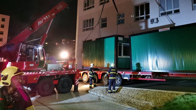 Hasii instaluj kontejnery pro zzem odbrovho msta na testy onemocnn COVID-19 v Masarykov nemocnici v st nad Labem. (17. bezna 2020)