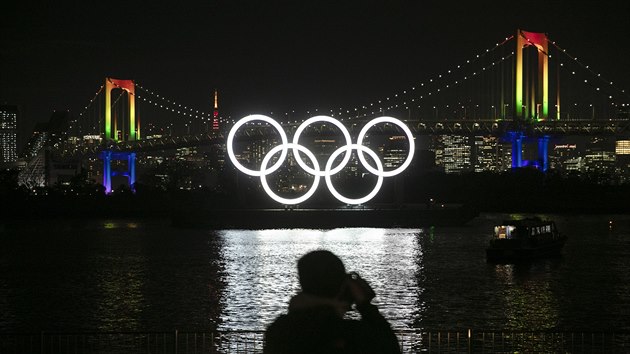 Rozzen olympijsk kruhy v Tokiu.