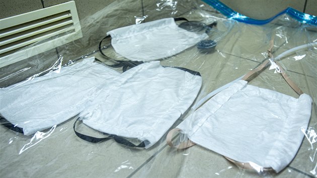Na Technické univerzitě v Liberci šijí roušky z textilního materiálu s nanovlákennou vrstvou, který má podobné parametry jako respirátory. (16. března 2020)