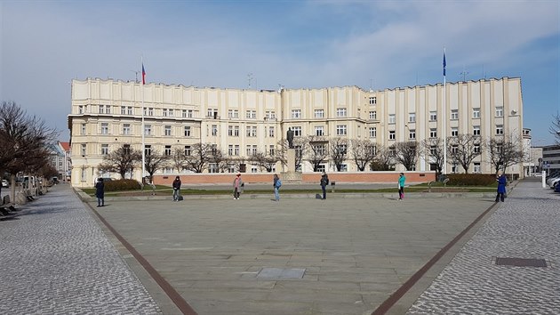 U galanterie na hradeckm Masarykov nmst se tvo fronty (17.3.2020).