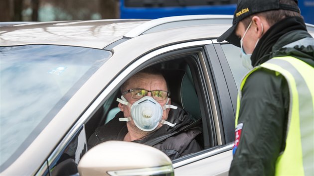 Slovenská policie kontroluje v souvislosti s koronavirem auta na příjezdu z Česka ve Starém Hrozenkově na Uherskohradišťsku. (13. března 2020)