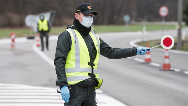 Slovensk policie kontroluje v souvislosti s koronavirem auta na pjezdu z eska ve Starm Hrozenkov na Uherskohradisku. (13. bezna 2020)