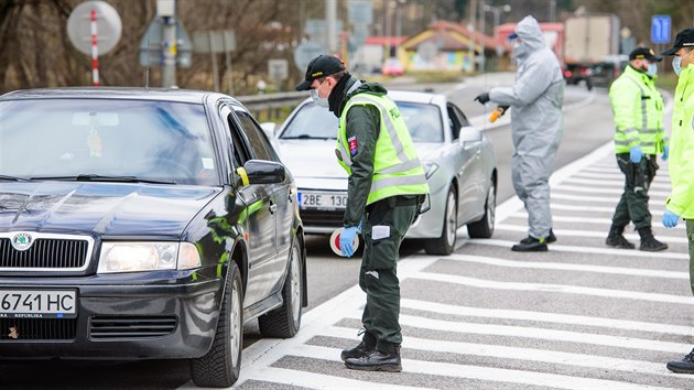 Slovenská policie kontroluje v souvislosti s koronavirem auta na příjezdu z Česka ve Starém Hrozenkově na Uherskohradišťsku. (13. března 2020)