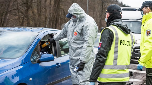 Slovenská policie kontroluje v souvislosti s koronavirem auta na píjezdu z...