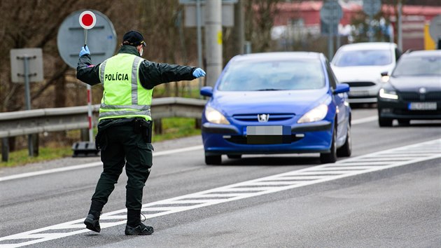 Slovensk policie kontroluje v souvislosti s koronavirem auta na pjezdu z eska ve Starm Hrozenkov na Uherskohradisku. (13. bezna 2020)