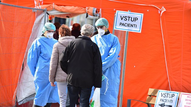 Kontroly pacientů přicházejících do areálu nemocnice v Uherském Hradišti.