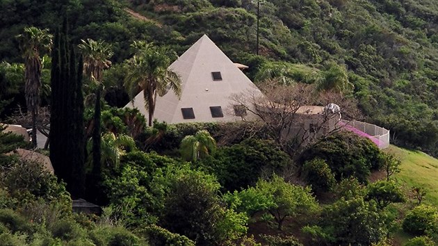 Pohled na dům ve tvaru pyramidy, který stojí nad údolím San Fernando a nabízí úžasný výhled do okolí.