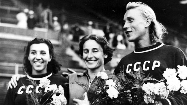 V roce 1952 porazila Dana Zátopková na olympiádě v Helsinkách soupeřky ze Sovětského svazu Alexandru Chudinovou a Jelenu Gorčakovovou.