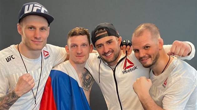 Na fotce jsou zleva: Luk Chotnovsk, David Dvok, Jakub Kapar a Honza Marlek. Takov tm si vzal Dvok do Brazlie pro premiru v UFC.