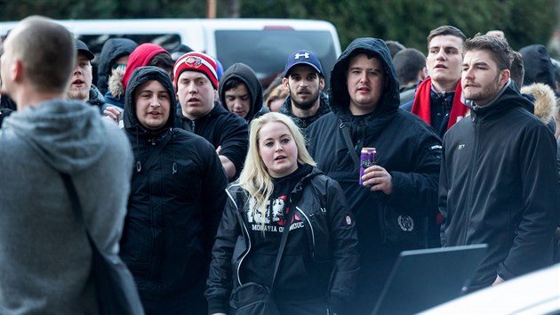 Několik desítek fanoušků Olomouce přišlo podpořit hokejisty v souboji se Zlínem před zimní stadion, zápas sledovali na mobilních telefonech či notebooku.