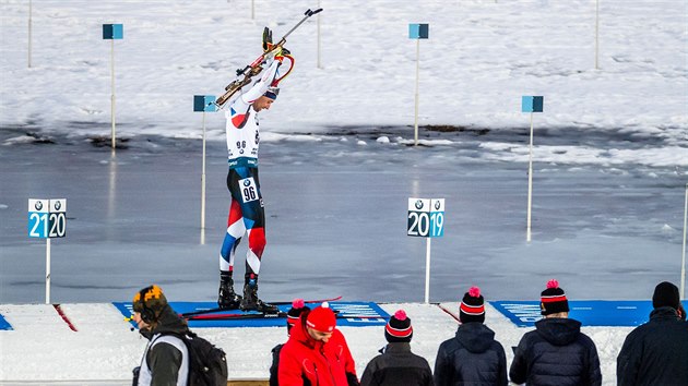 esk biatlonista Tom Krupk ve sprintu v Kontiolahti.