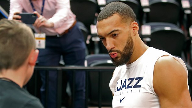 Francouzsk pivot Rudy Gobert se nakazil koronavirem, kvli nmu stoj cel NBA.