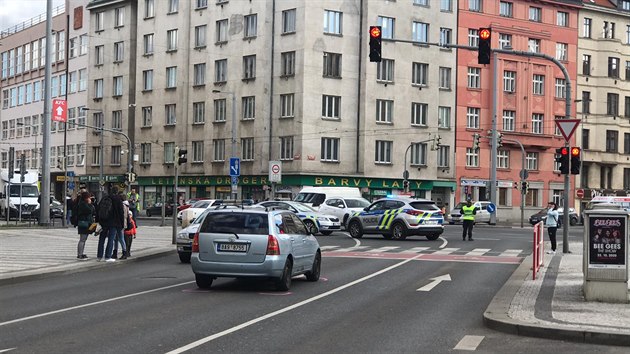 Auto na Letenskm nmst najelo do dvou dt. (13.3.2020)