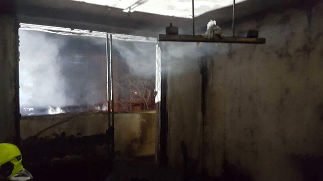 V jednom z bytů uničovského panelového domu začalo v noci hořet. Hasiči zevnitř zachránili jeho zraněnou obyvatelku.