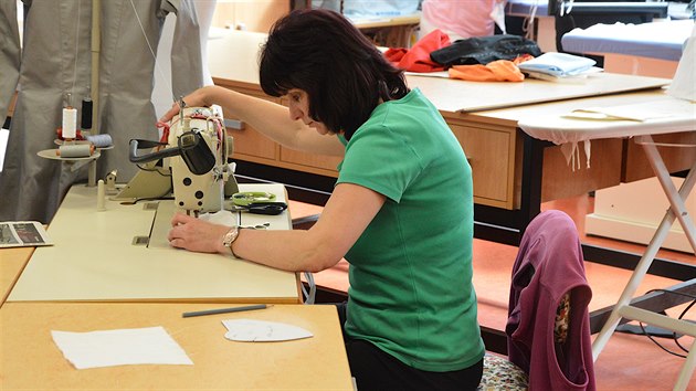 Moravsk� divadlo Olomouc za�alo ve sv� v�robn� kost�m� ��t rou�ky.