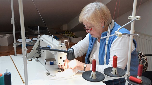 Moravsk� divadlo Olomouc za�alo ve sv� v�robn� kost�m� ��t rou�ky.