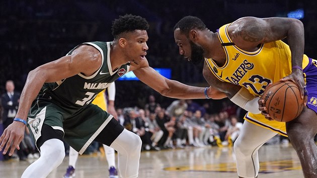 LeBron James (vpravo) z LA Lakers, jeho rival Janis Adetokunbo z Milwaukee brn.