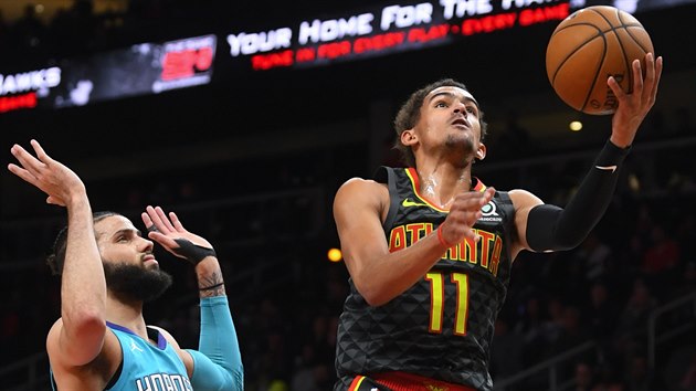 Trae Young (vpravo) z Atlanty zakon�uje kolem Codyho Martina z Charlotte.