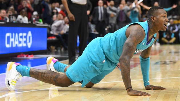 Terry Rozier z Charlotte sleduje, jak dopadne jeho st�ela v z�v�ru proti Atlant�.