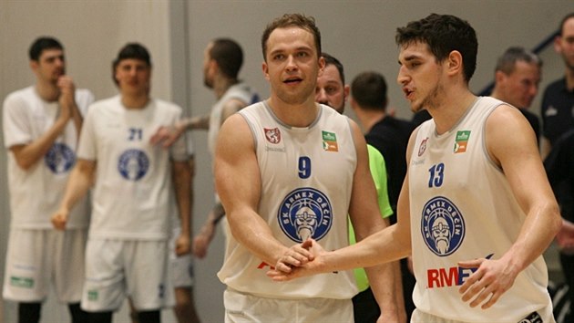 Filip Kroutil (13) a Ondřej Šiška (9) z Děčína během utkání s Pardubicemi