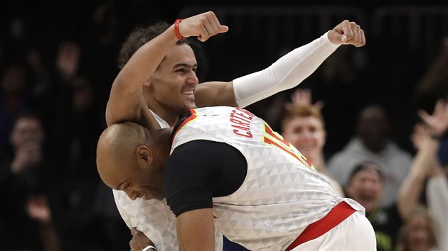 Vince Carter (vpravo) a Trae Young z Atlanty oslavuj.