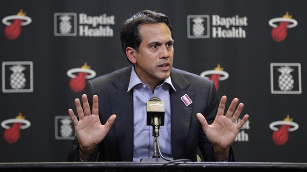 Erik Spoelstra, trenr Miami, vypad po porce s Charlotte nespokojen.