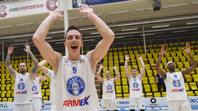 Tom Pomiklek a dal dnt basketbalist slav vhru nad Pardubicemi.