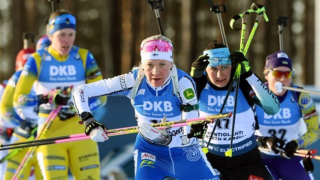 Kaisa Mäkäräinenová (s růžovými brýlemi) se v Kontiolahti při stíhačce loučila s biatlonovou kariérou.