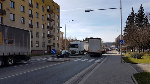 Hlavn tah v Nchod blokuj kamiony (16. 3. 2020).