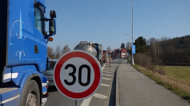 Polt policist kontroluj kvli koronaviru posdky aut na hraninm pechodu v Nchod (17. 3. 2020).